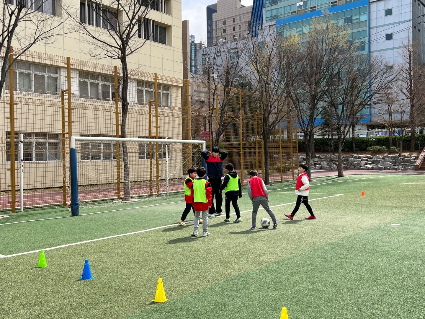 스포키듀 소그룹 체육수업 — 코치와 아이들이 함께 움직이는 장면