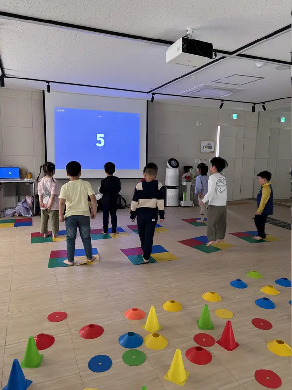 원마커와 콘 등 다양한 교구를 함께 배치한 SPOMOVE 수업